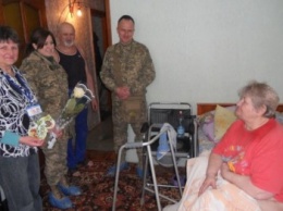 В Краматорске благотворительный фонд совместно с военными помогает пенсионерам