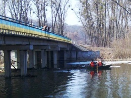 На Полтавщине уберегли мост от разрушения (фото)