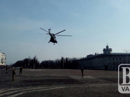 В центре Чернигова накануне приземлился вертолет, чтобы забрать генерала; в ВВС информацию отрицают