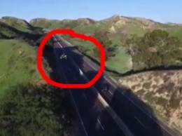 Это надо видеть: мотоциклист совершил прыжок через трассу (видео)