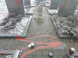 На Львовщине вандалы поиздевались над могилами поляков: опубликованы "кровавые" фото