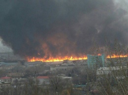 Соцсети сообщили о мощном взрыве в Луганске: появились первые фото и видео сильнейшего пожара у террористов, "ЛНР" удивила "ватной" версией резонансного ЧП
