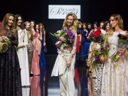 В Москве модель прошлась с обнаженной грудью по подиуму на Неделе моды