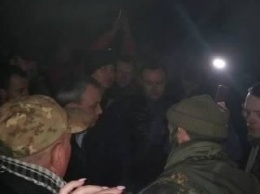 Пригрозив убить Порошенко и захватив несколько администарций, блокираторы добились освобождения задержанных боевиков