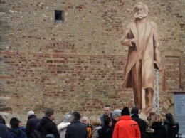 Китайцы подарили немцам 6-метрового Карла Маркса
