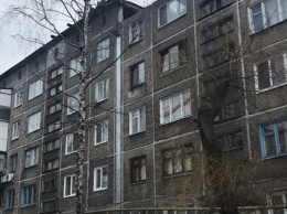 В Авдеевке занялись обстрелянной многоэтажкой: появились фото