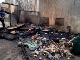 В Одессе возле студенческих общежитий полыхал пожар (ФОТО)