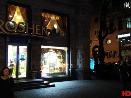 Магазин Roshen в центре Киева вечером охраняла конная полиция