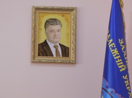 Кабинет главы волынской милиции украшает янтарный портрет Порошенко