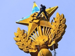 Руфер Мустанг показал видео покраски звезды в Москве в цвета флага Украины