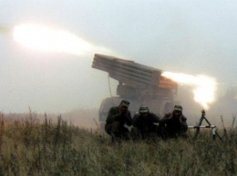 Боевики ведут огонь из всех видов оружия возле аэропорта Донецка