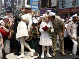 В Нью-Йорке сотни пар повторили поцелуй моряка и медсестры в годовщину победы над Японией