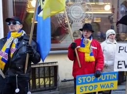 В Таллинне эстонские и украинские активисты пикетировали Посольство РФ