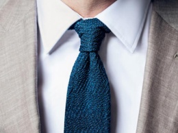 Модельеры представили галстуки из паучьего шелка