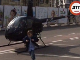 В центре Киева приземлился вертолет с опаздывающим школьником (фото)