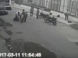 Проповедник избил напавших на него грабителей (видео)