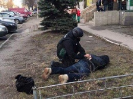 В полиции рассказали подробности задержания правоохранителей за сбыт оружия в Киеве