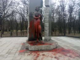 Рука Кремля? В Киеве неизвестные осквернили памятник Елене Телиге. Фотофакт