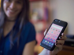 "Умный" чехол дополняет iPhone вторым смартфоном
