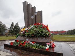 К годовщине авиакатастрофы Boeing в Ростове-на-Дону открыли памятник погибшим