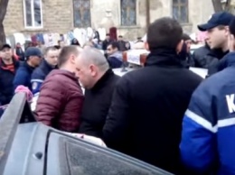 Видео разборок на Староконке: полиция задерживает пьяного сотрудника охраны, который с напарником чуть не сбил пешехода