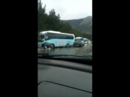 ВИДЕО: Под Севастополем иномарка врезалась в колонну автобусов МДЦ «Артек» с детьми