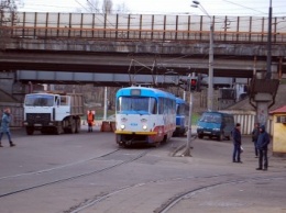 Под закрытым Пересыпским мостом перегнали десятки пустых трамваев: уникальные кадры (ФОТО)