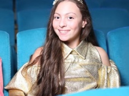 Звездный гость: повзрослевшая дочь Оли Поляковой пришла на "Viva! Самые красивые- 2017" в золотом наряде