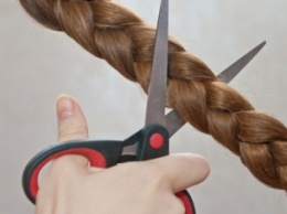 Педагог в наказание срезала школьнице волосы