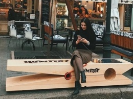 Удобства: на Дерибасовской появилась скамейка с зарядкой для телефона