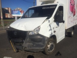 В Санкт-Петербурге грузовик с тортами столкнулся с иномаркой Toyota