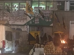 В Киеве под Сбербанком Национальный корпус поставил палатку и развел костер