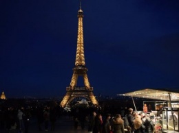 Мэр Парижа распорядился погасить огни на Эйфелевой башне в полночь