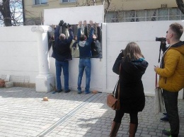 Николаевцы демонтируют забор, который возвел депутат горсовета Апанасенко