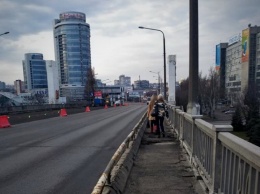 Жители Днепра гуляют по Новому мосту во время ремонта
