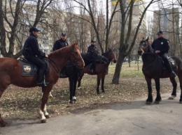 На Русановке появилась конная полиция (ФОТОФАКТ)