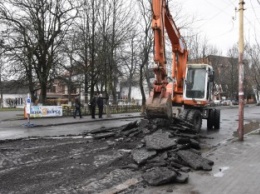 Вместо ямочного ремонта - на Закарпатье "откопали" старую дорогу из брусчатки, сняв слой асфальта (фото)