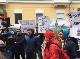 Навальный побоялся выйти к сотням возмущенных саратовцев
