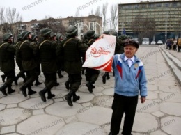 В Запорожье на марше нацгвардейцев засекли мужчину в куртке с триколором и надписью «RUSSIA», - ФОТО, ВИДЕО