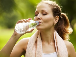 Почему нельзя повторно пить из пластиковых бутылок. Не рискуйте своим здоровьем!