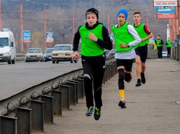 Николаевские спортсмены сразились в беге по Ингульскому мосту