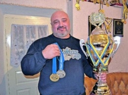 Николай Скорик окажет поддержку спортивной карьере Виктора Кочмаря - священника, который является многократным чемпионом мира по пауэрлифтингу