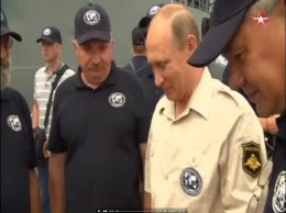 Путин погрузился в батискафе на дно Черного моря (ВИДЕО)