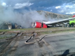 Пассажирский самолет при посадке в Перу выехал за пределы взлетной полосы и загорелся