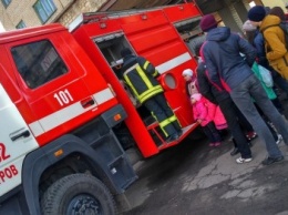 Школьникам Мирнограда провели экскурсию в пожарно-спасательной части