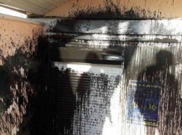 Неизвестный облил краской дверь похоронной фирмы в Мариуполе (ФОТО)