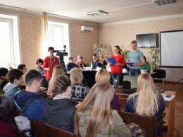 В Покровске провели ярмарку рабочих профессий для учащихся выпускных классов города и района