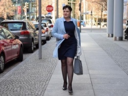 Савченко в Берлине устроила фотосессию в платье и на высоких каблуках