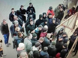 В Киеве на Ревуцкого неизвестные блокируют постройку АЗС