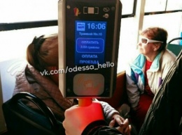Электронный билет: одесситы обнаружили диковинное устройство в трамвайном вагоне
